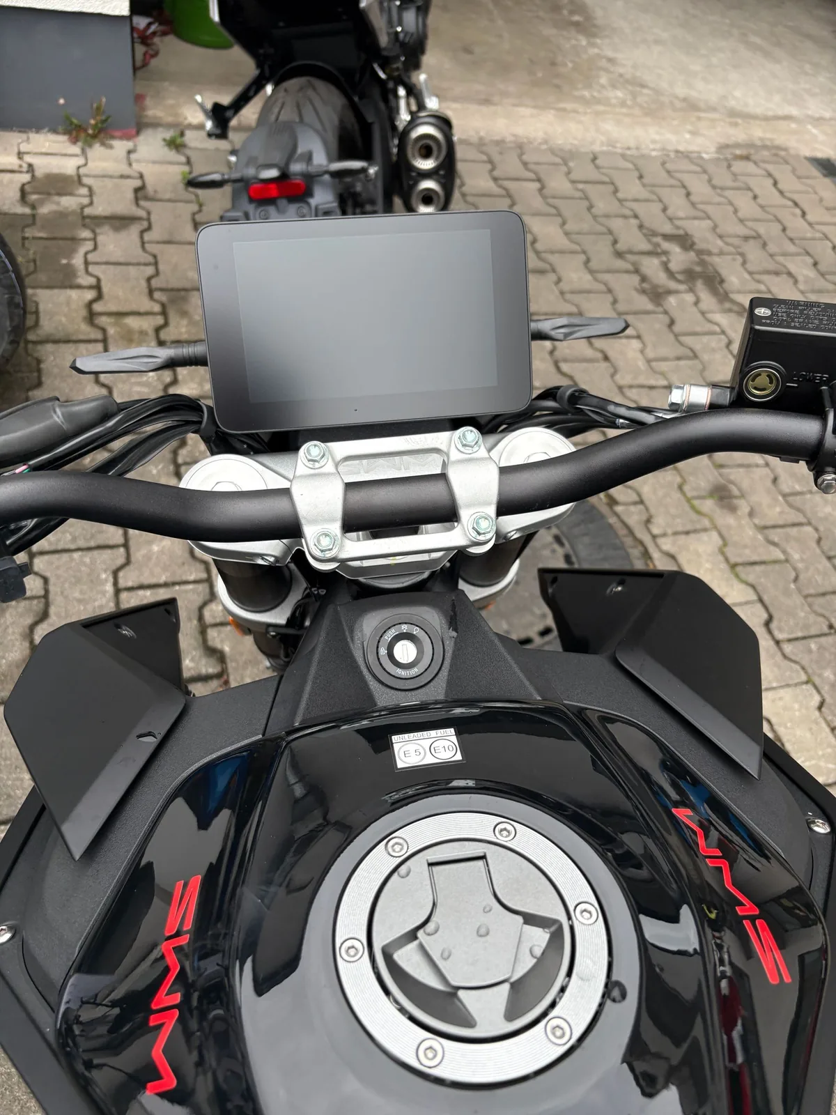Cockpit und Tankverschluss eines Motorrads von oben