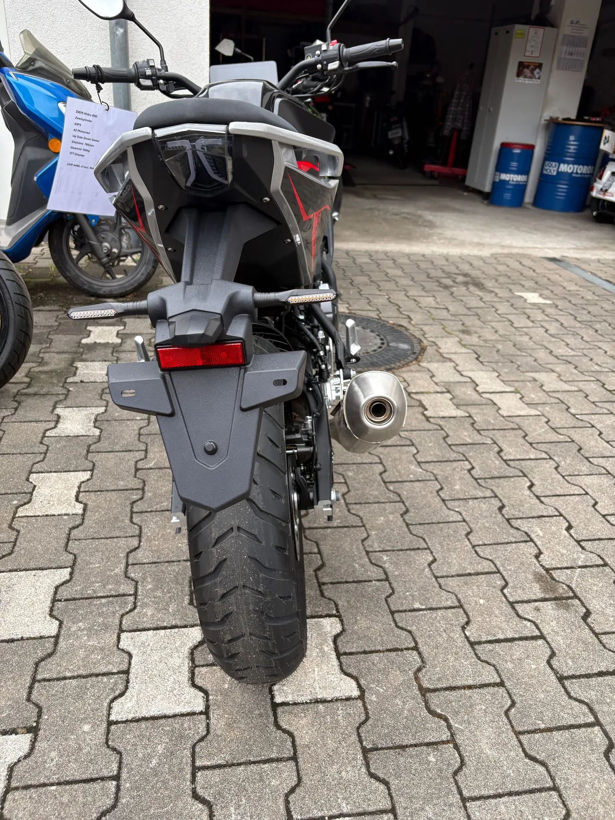 Naked Bike von hinten mit Preisschild auf dem Hof