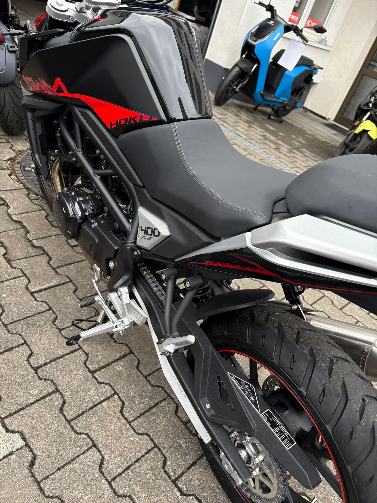 Sitzbank und Tank eines schwarz-roten Motorrads