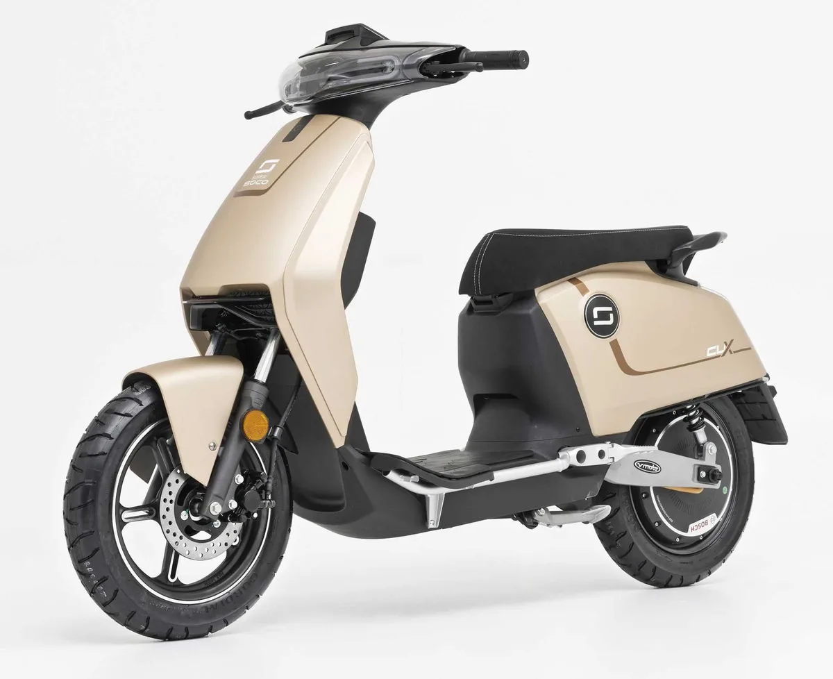 Super Soco CUx Elektro-Roller in Beige und Grau